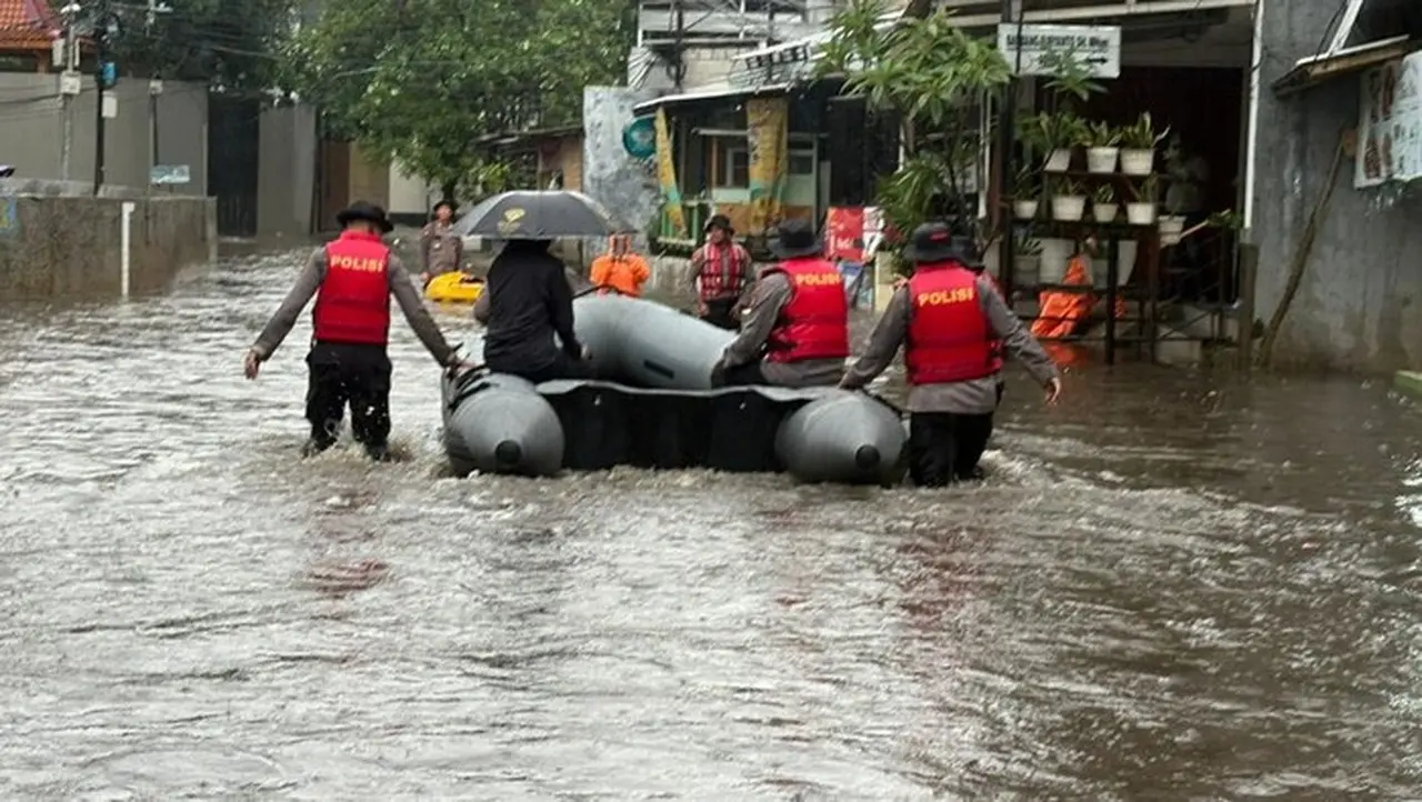 Foto: Personel Samapta Polda Metro Jaya Membantu Evakuasi Warga Terdampak Banjir Di Asrama Polisi Pondok Karya (dok. Istimewa)