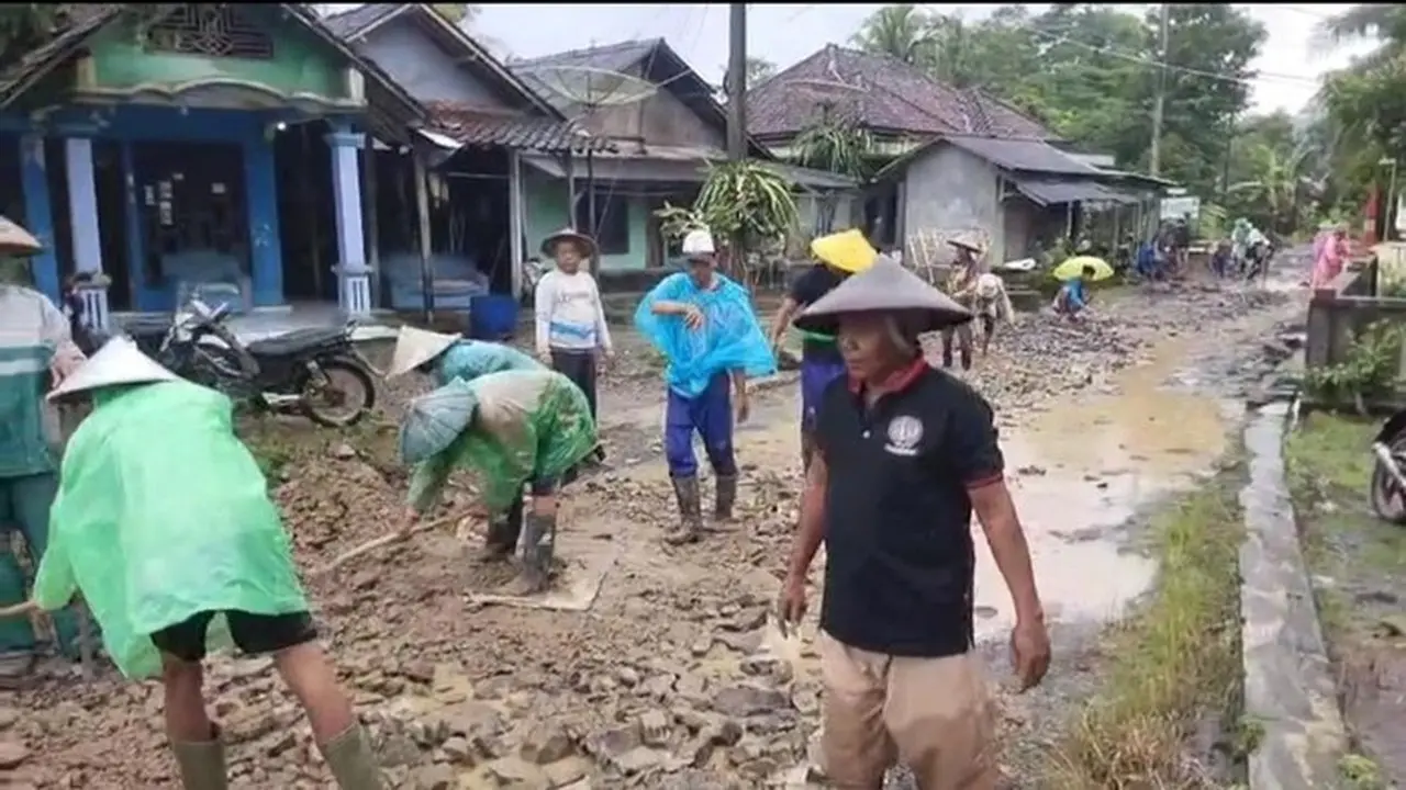 Warga Desa Teluk Lada, Kecamatan Sobang, Swadaya Memperbaiki Jalan Rusak. (aris Rivaldo/detikcom)