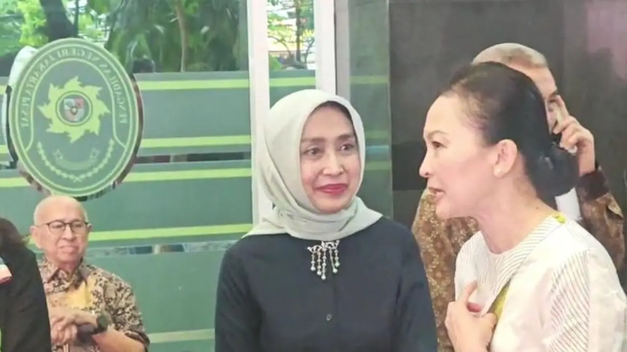 Ira Puspadewi (berkerudung) (kadek Melda/detikcom)