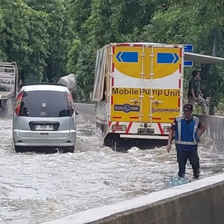 9 Unit Pompa Dikerahkan Atasi Genangan Air di Tol Sedyatmo Akibat Hujan Deras