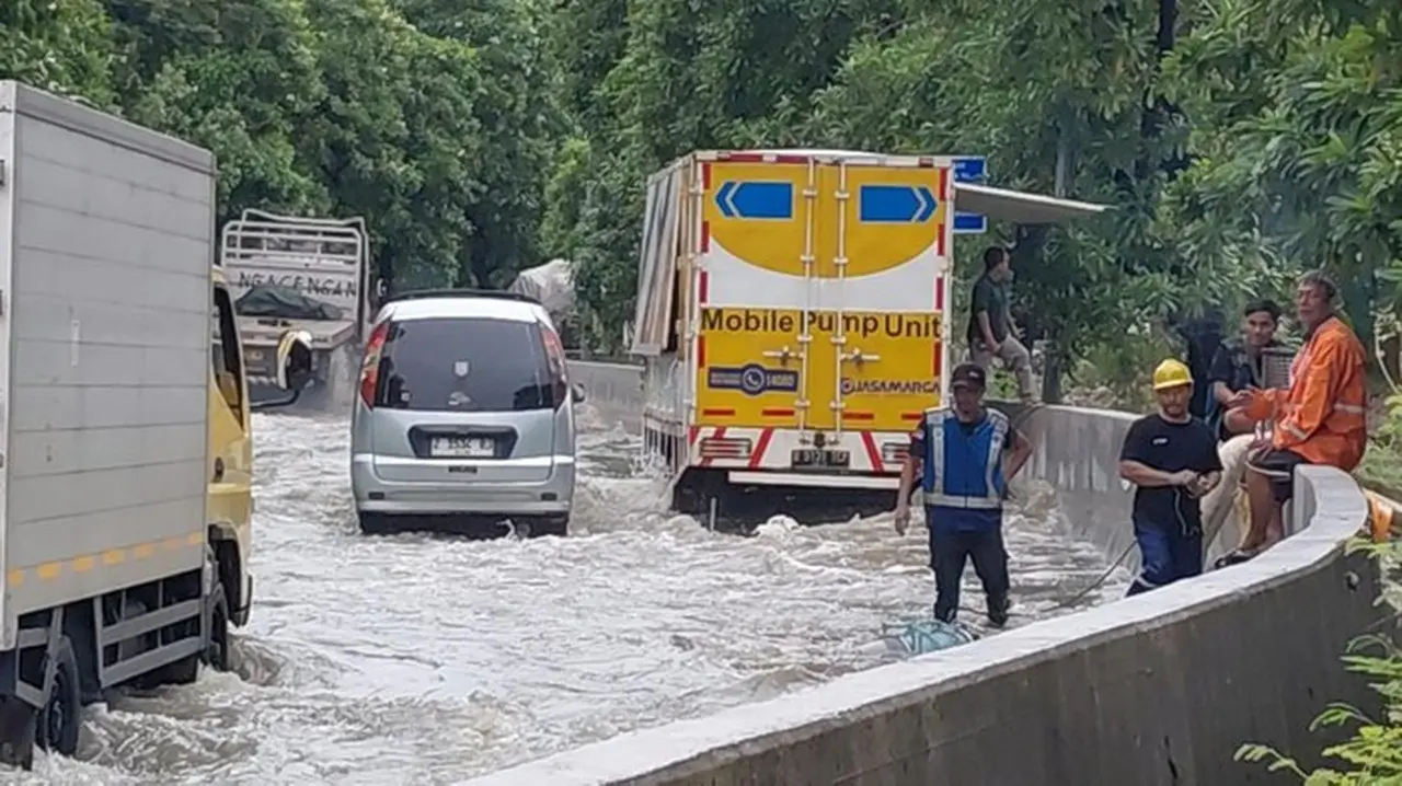 Jasa Marga Mengerahkan Unit Pompa Untuk Mempercepat Penanganan Genangan Air Di Tol Sedyatmo. (dok Jasamarga)