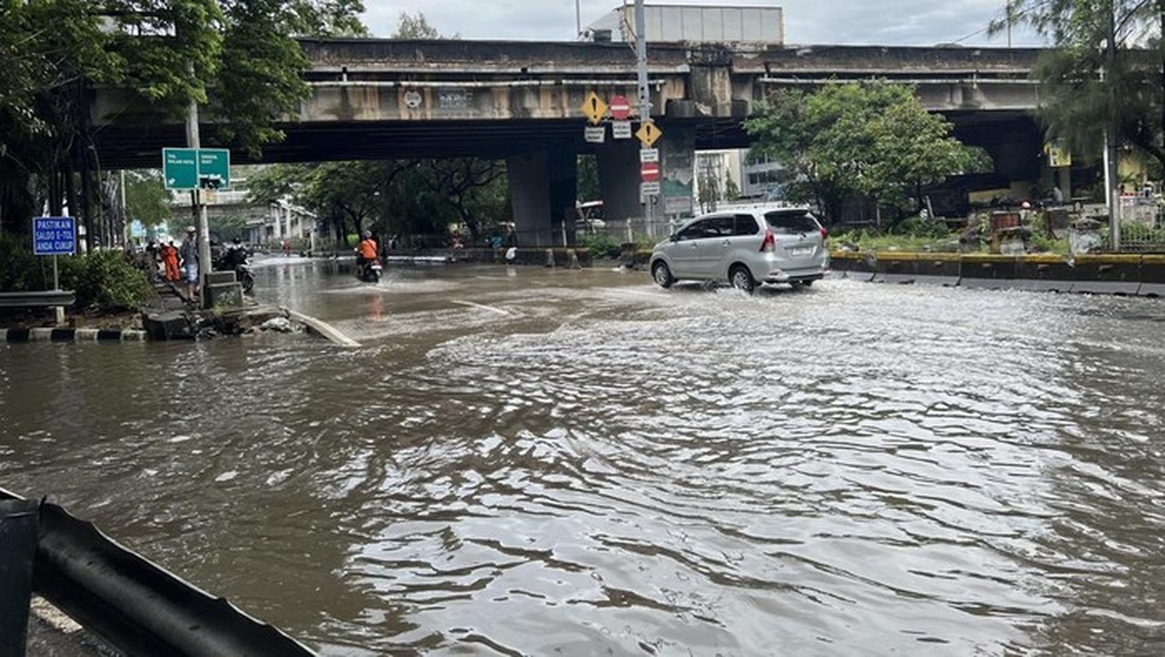 Banjir Jembatan Tiga Jakarta Utara Surut, Kendaraan Mulai Bisa Melintas Kembali