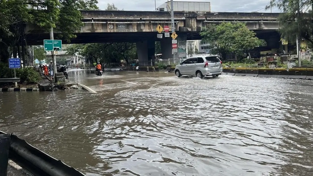 Banjir Di Jembatan Tiga Jakut Mulai Surut. (adhfar Aulia Syuhada/detikcom)
