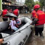 Banjir Jakarta: Brimob Polda Metro Jaya Evakuasi Warga dan Antar Siswa Sekolah dengan Perahu Karet