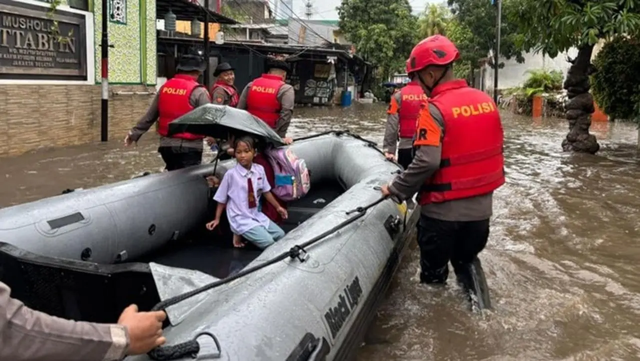 Satuan Brimob Polda Metro Jaya Membantu Evakuasi Warga Terdampak Banjir. (dok. Istimewa)