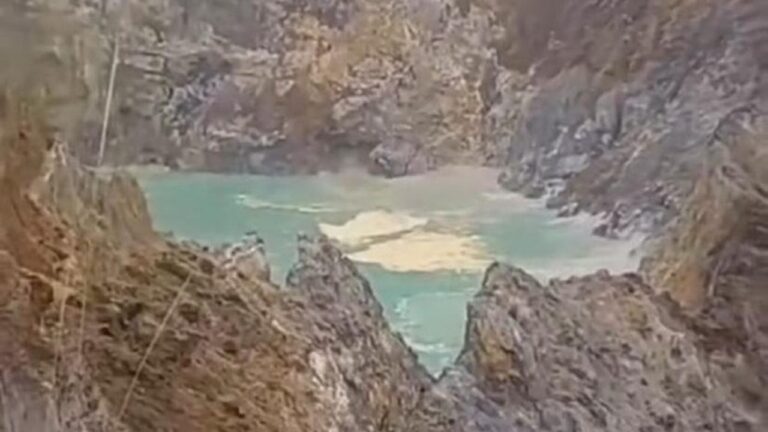 Gemuruh di Danau Kelimutu NTT: Longsor Tebing Kawah II Jadi Penyebab Utama Gemuruh di Danau Kelimutu NTT: Longsor Tebing Kawah II Jadi Penyebab Utama