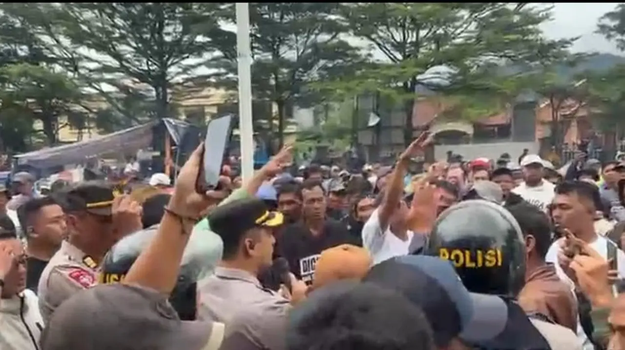 Foto: Akbp Wikha Ardilestanto Redam Kericuhan Demo Di Cigudeg Bogor (rizky Adha/detikcom)