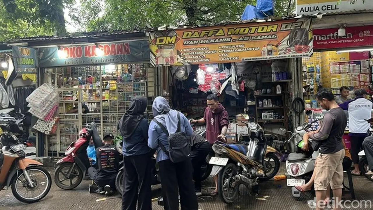 Bengkel Di Kawasan Jakarta Utara Ramai Pelanggan Saat Banjir Melanda Jalanan. (adhfar Aulia Syuhada/detikcom)