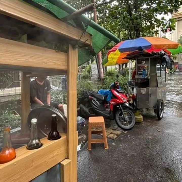 Pedagang Mi Ayam di Mangga Dua Tetap Berjualan Meski Banjir Setinggi Lutut