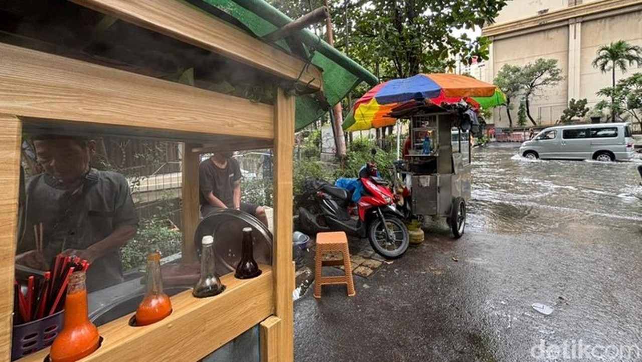 Pedagang Mi Ayam di Mangga Dua Tetap Berjualan Meski Banjir Setinggi Lutut