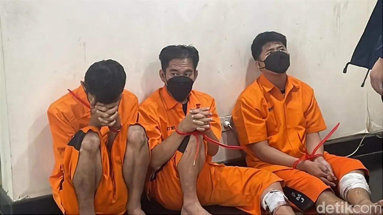 Dua Maling Motor Bersenpi Di Palmerah, Jakbar Ditembak Kakinya Karena Melawan Saat Ditangkap Subdit Jatanras Ditreskrimum Polda Metro Jaya. (kurniawan F/detikcom)