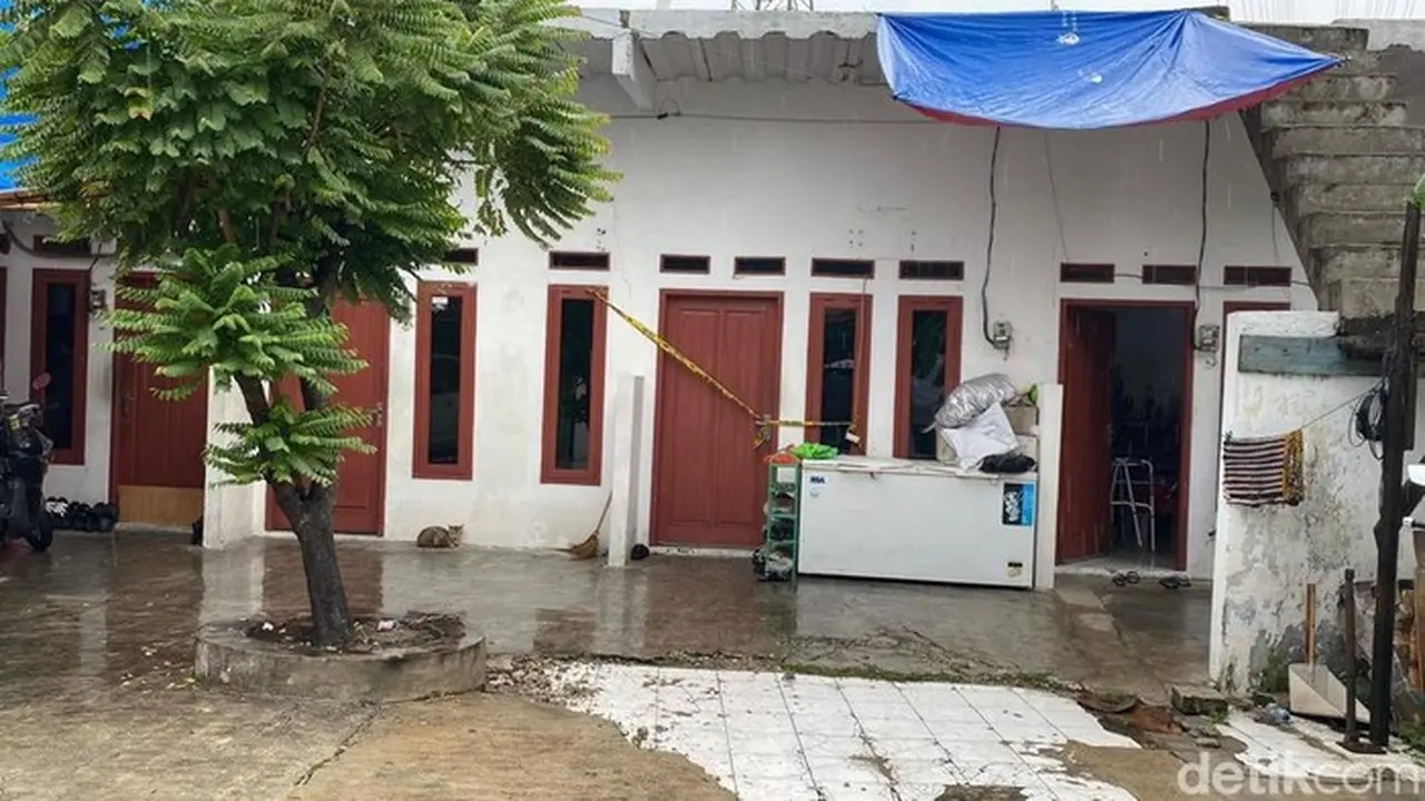 Tiga Orang Sekeluarga Ditemukan Tewas Di Tanjung Priok, Jakarta Utara. Warga Menceritakan, Para Korban Awalnya Ditemukan Keluarganya Yang Pulang Bekerja. (devi P/detikcom)
