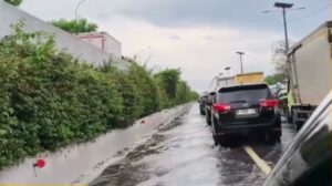 Genangan Masih Rendam Tol Sedyatmo Arah Bandara Soetta, Lalin Tersendat
