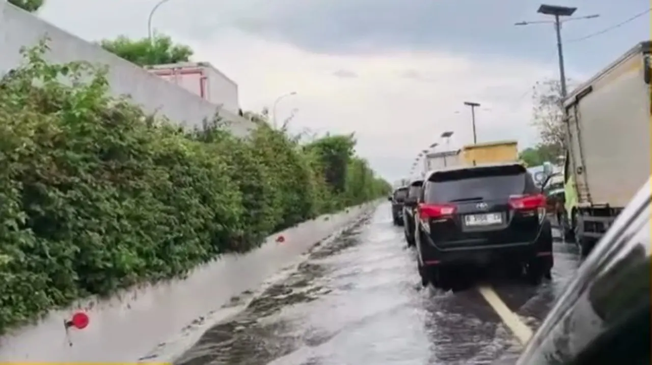 Genangan Banjir Masih Ditemukan Di Tol Sedyatmo Menuju Bandara Soekarno Hatta (soetta), Tangerang, Banten. Kondisi Lalu Lintas Dilaporkan Terjadi Kepadatan. (dok Jasamarga)