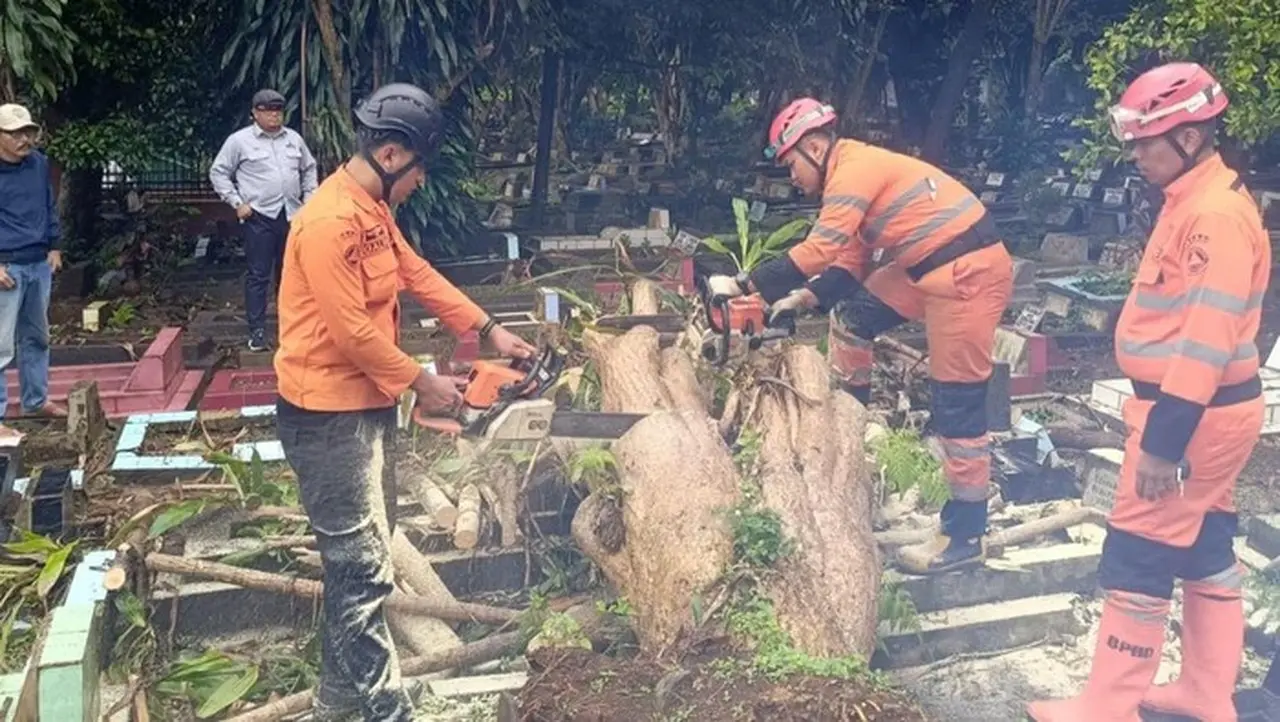 Pohon Tumbang Menimpa Makam Di Tpu Kebon Kopi Kota Bogor. (dok. Istimewa)