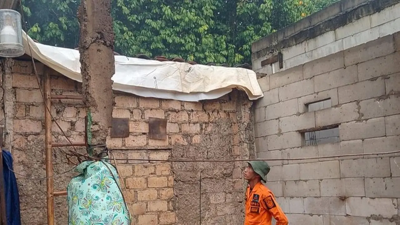 Pohon Tumbang Menimpa Rumah Warga Ciseeng, Bogor. (dok. Istimewa)