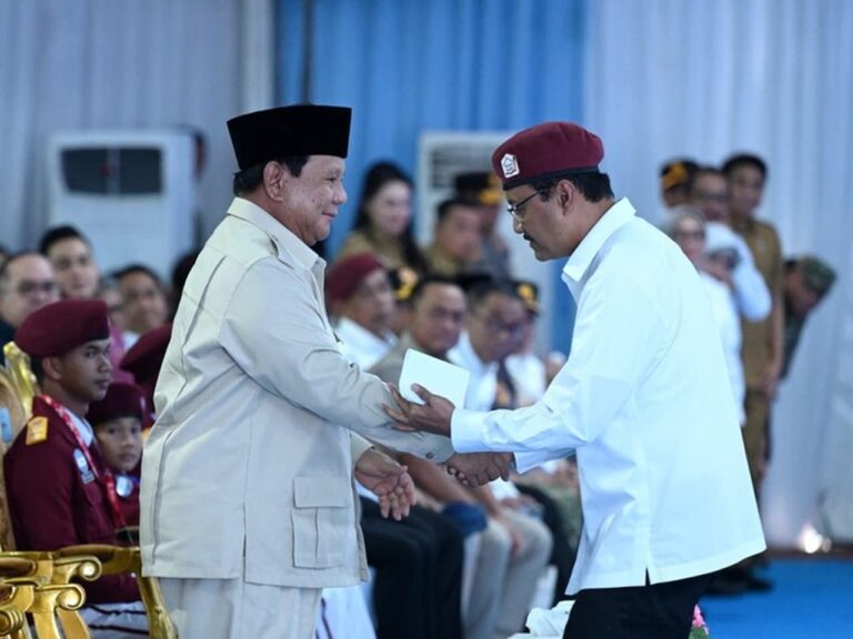 Momen Haru Peresmian 166 Sekolah Rakyat, Gus Ipul Dipeluk Presiden Prabowo