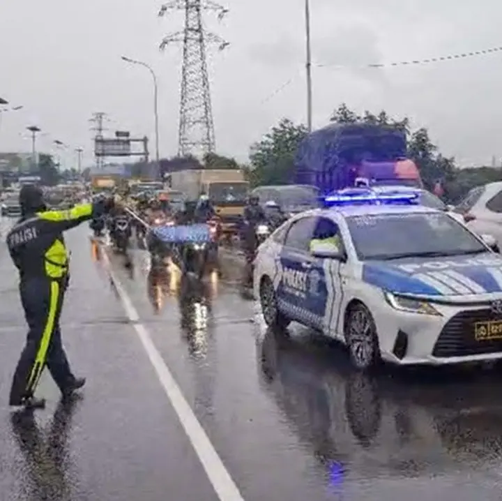 Banjir Jabodetabek: Motor Diizinkan Lewat Tol untuk Urai Kemacetan Parah