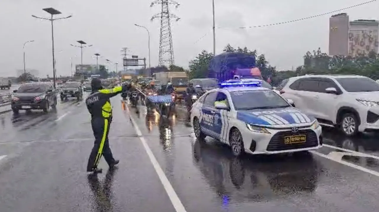 Sejumlah Pengendara Motor Dialihkan Ke Jalan Tol Imbas Banjir Di Jembatan Tiga, Jakarta Utara, Senin (12/1/2026) Pagi. (dok. Istimewa)
