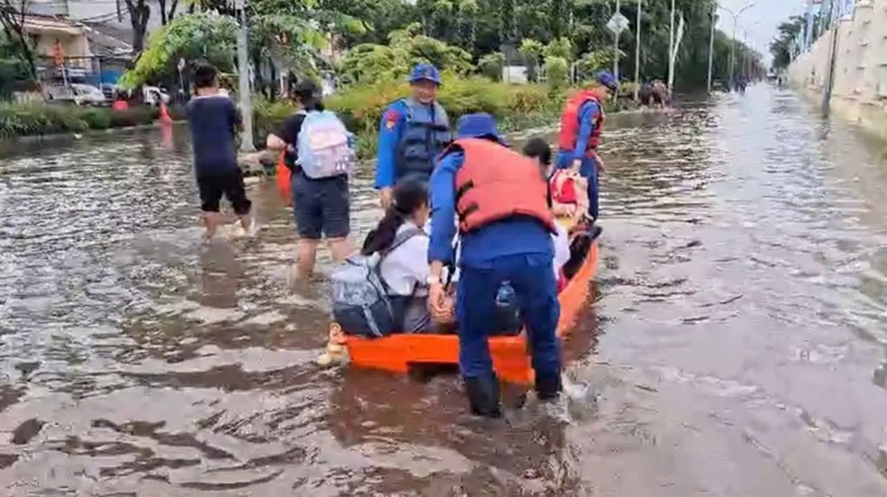 Direktorat Polisi Perairan Dan Udara (ditpolairud) Polda Metro Jaya Melakukan Patroli Search And Rescue (sar) Di Kawasan Pluit, Penjaringan, Jakarta Utara. (dok Istimewa)