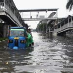 Puluhan RT di Jakarta Masih Terendam Banjir, Ketinggian Air Capai 1 Meter di Pejaten Timur dan Kampung Melayu