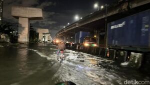 Banjir Landa Jalan RE Martadinata Ancol, Pemotor Terpaksa Putar Balik Malam Ini