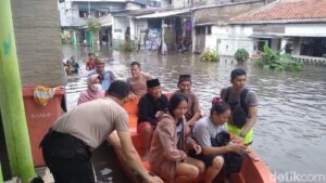 Banjir Pegangsaan Dua Jakarta Utara Meluas, 166 Warga Mengungsi ke Posko Terdekat