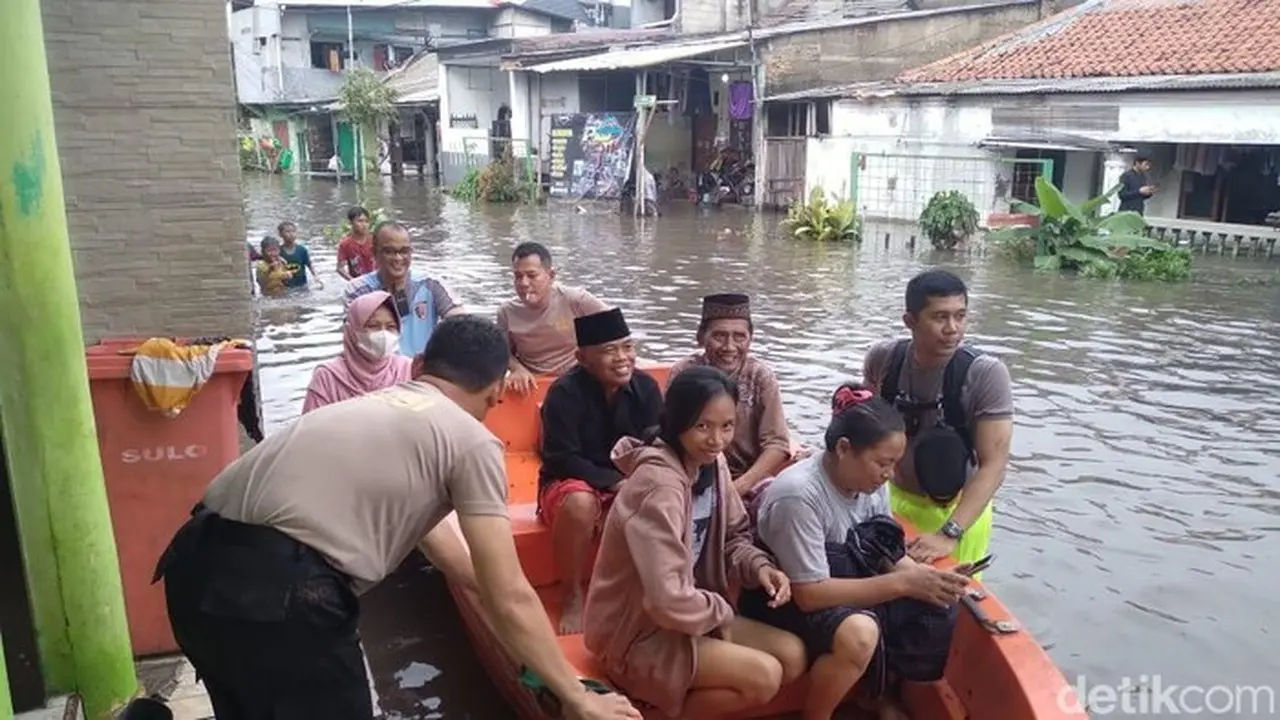 Kawasan Padat Penduduk Bantaran Kali Cakung Kampung Rawa Indah Rt 006/03, Pegangsaan Dua, Kelapa Gading, Jakarta Utara, Masih Terendam Banjir, Senin (12/1/2025) Malam. (taufiq/detikcom)