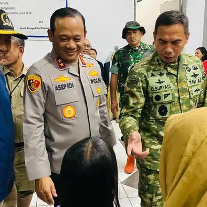 Kapolda Metro dan Pangdam Jaya Tinjau Pengungsi Banjir Cilincing, Pastikan Pelayanan Optimal