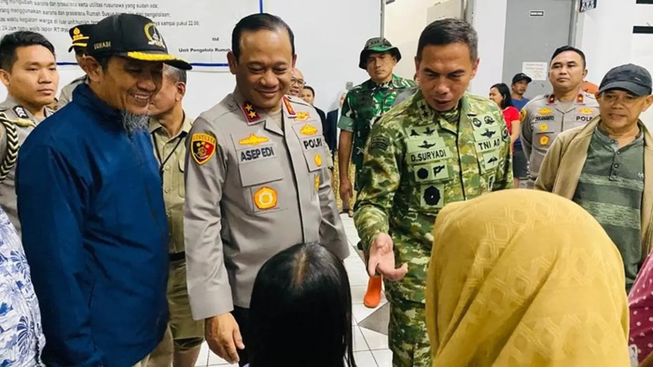 Kapolda Metro Jaya Irjen Pol Asep Edi Suheri Dan Pangdam Jaya Mayjen Tni Deddy Suryadi Meninjau Lokasi Pengungsian Korban Banjir Di Cilincing, Jakarta Utara. (dok Istimewa)