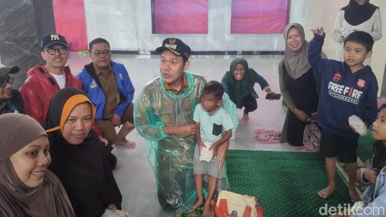 Wakil Wali Kota Serang Nur Agis Aulia Di Posko Korban Banjir. (arief/detikcom)