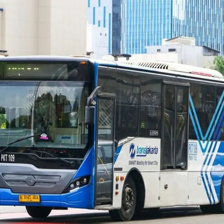 Bus Transjakarta Tabrak Tiang Listrik di Jaksel, Satu Penumpang Terluka, Operator Minta Maaf