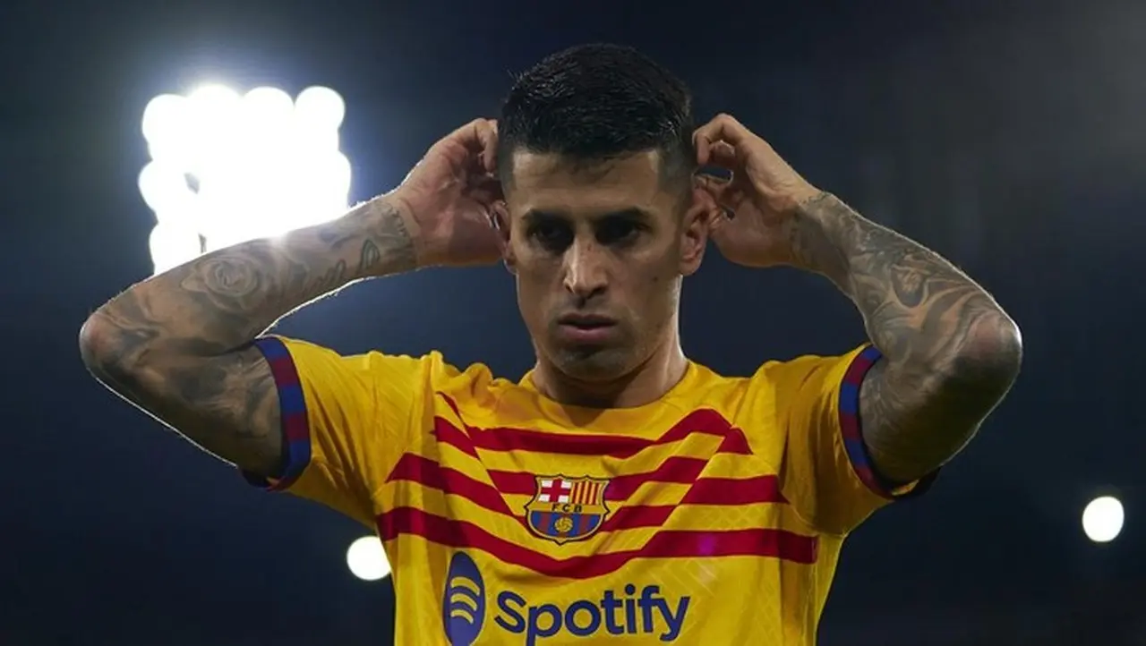 Cancelo Saat Memperkuat Barcelona Pada Musim 2023 24. Foto: Getty Images/pedro Salado