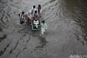 Hujan Deras Guyur Jabodetabek, BMKG Ungkap Penyebabnya dan Prediksi Sepekan ke Depan