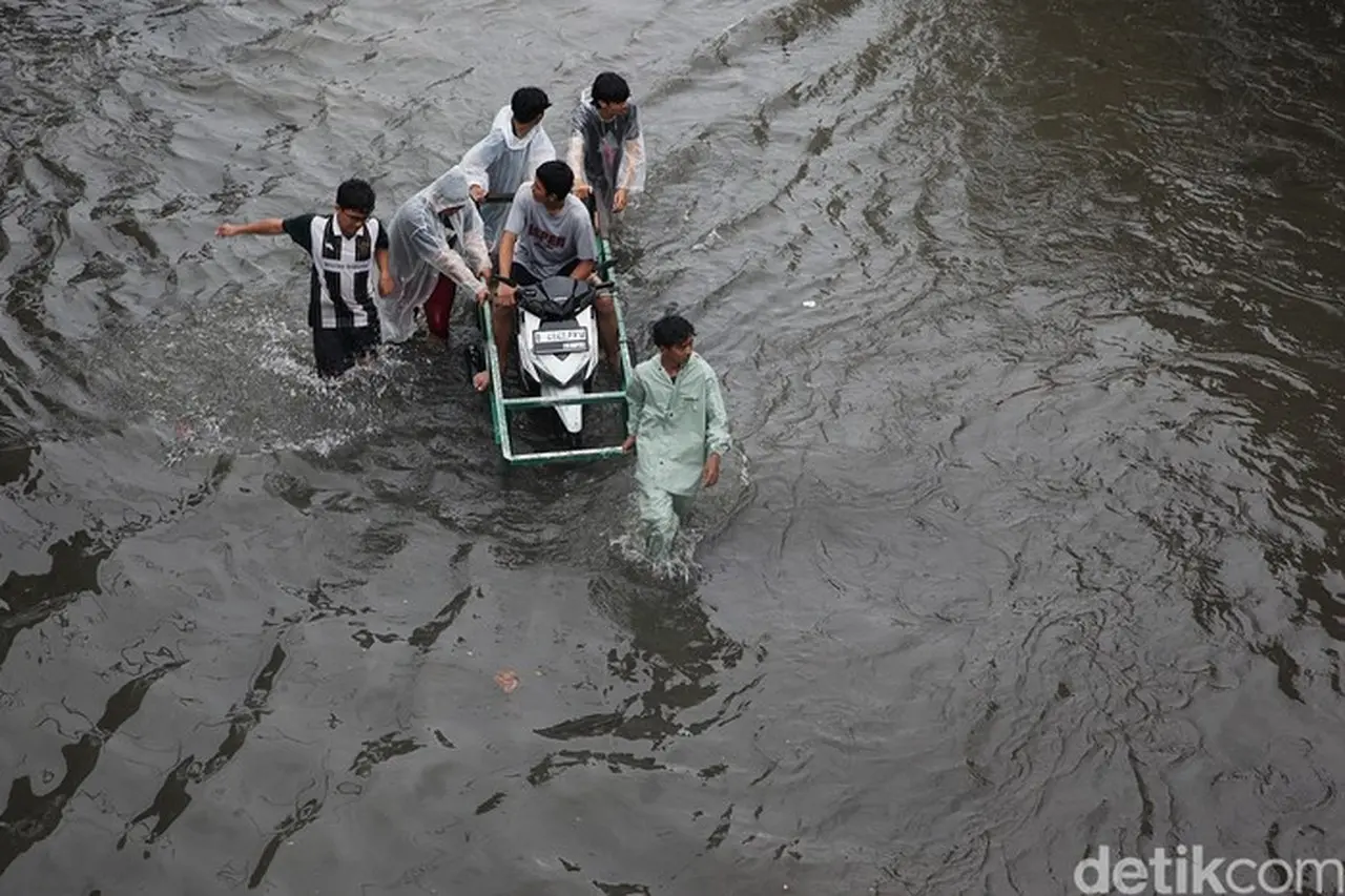 Banjir Di Jakarta. (foto: Ari Saputra/detikfoto)