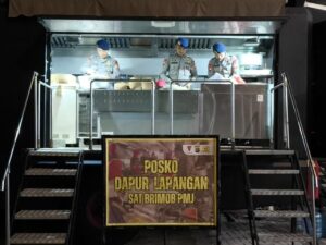 Brimob Polda Metro Jaya Dirikan Dapur Lapangan Bantu Warga Korban Banjir di Jakarta Utara