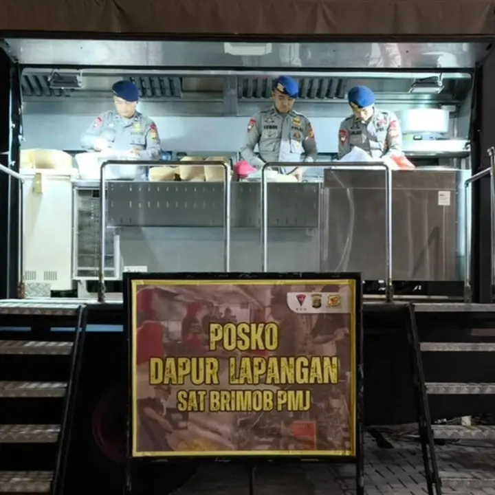 Brimob Polda Metro Jaya Dirikan Dapur Lapangan Bantu Warga Korban Banjir di Jakarta Utara