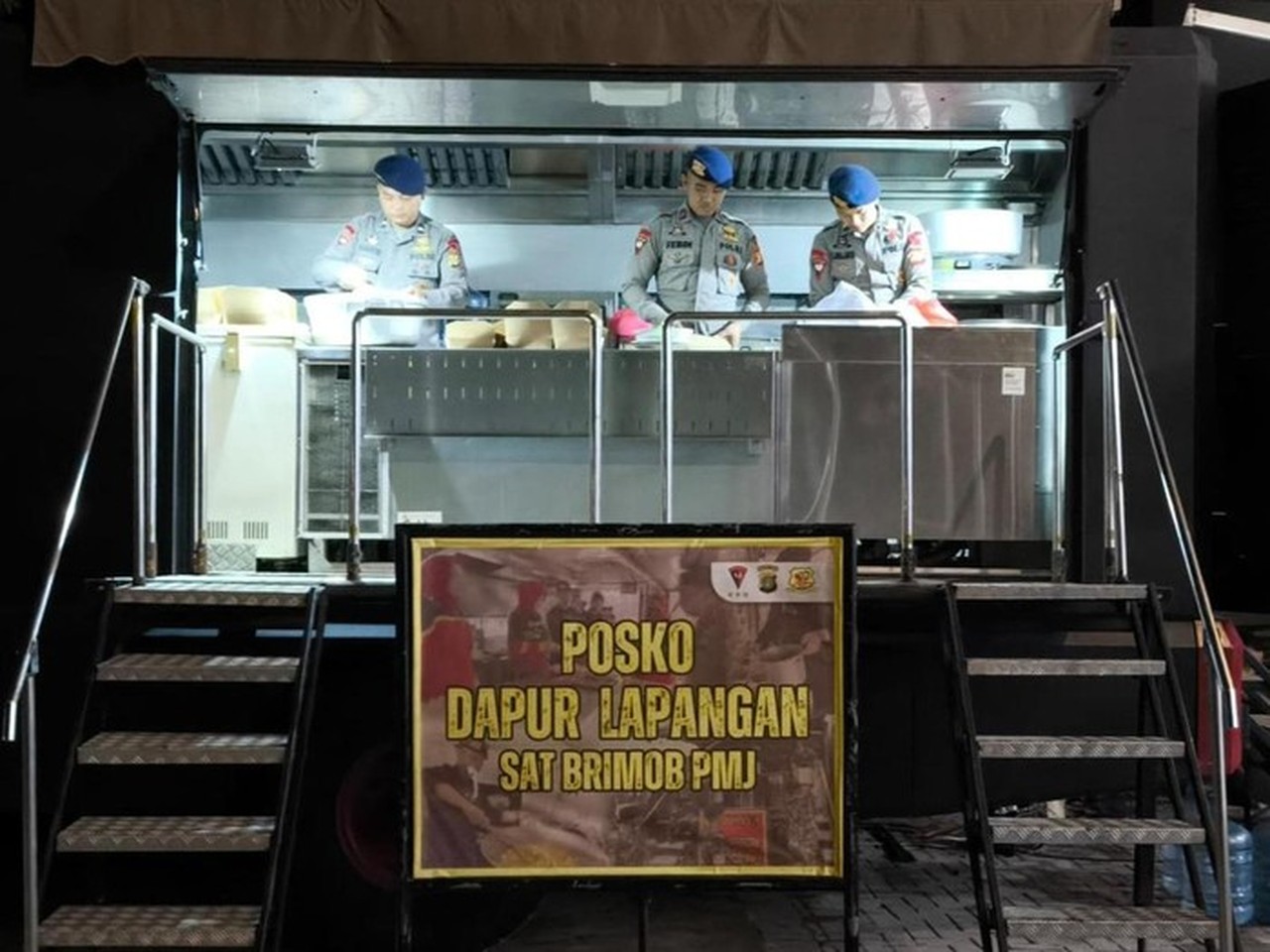 Brimob Polda Metro Jaya Dirikan Dapur Lapangan Bantu Warga Korban Banjir di Jakarta Utara