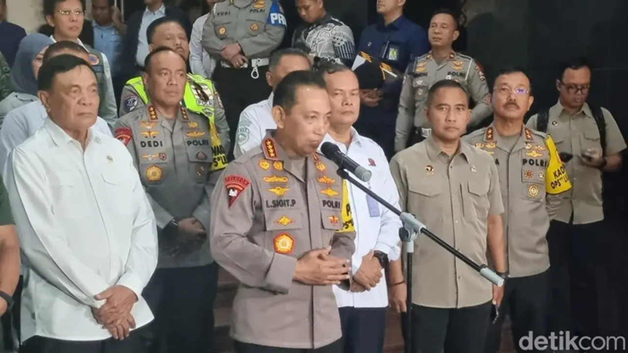 Kapolri Bersama Menkopolkam Usai Pemantauan Langsung Perayaan Malam Tahun Baru 2026 Di Gedung Promoter Polda Metro Jaya. (taufiq/detikcom)