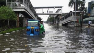 Banjir Jakarta: 22 RT dan 5 Ruas Jalan Masih Terendam, Ketinggian Air Capai 35 Cm