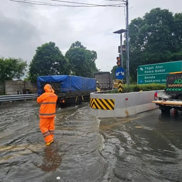 Genangan Tol Sedyatmo Arah Bandara Soetta Belum Surut Akibat Luapan Kali Prancis