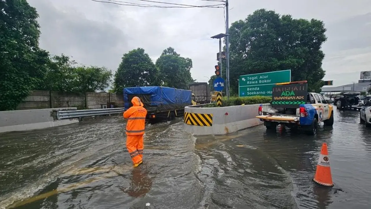 Foto: Genangan Air Di Tol Sedyatmo Arah Bandara Soekarno Hatta Belum Surut, Selasa (13/1/2026) Pagi. (dok. Jasa Marga)