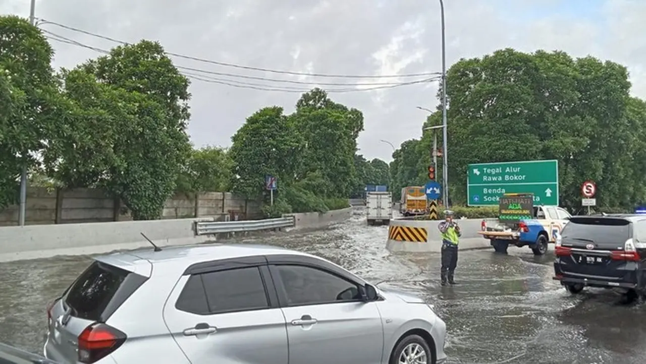 Foto: Masih Ada Genangan Air Di Tol Sedyatmo Arah Bandara Soekanro Hatta, Selasa (13/1/2026) Pagi Ini./dok. Istimewa