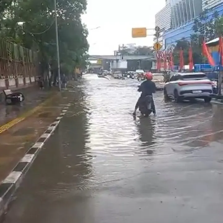 Banjir 40 Cm di Gunung Sahari, Mobil Masih Bisa Melintas Meski Motor Terkendala