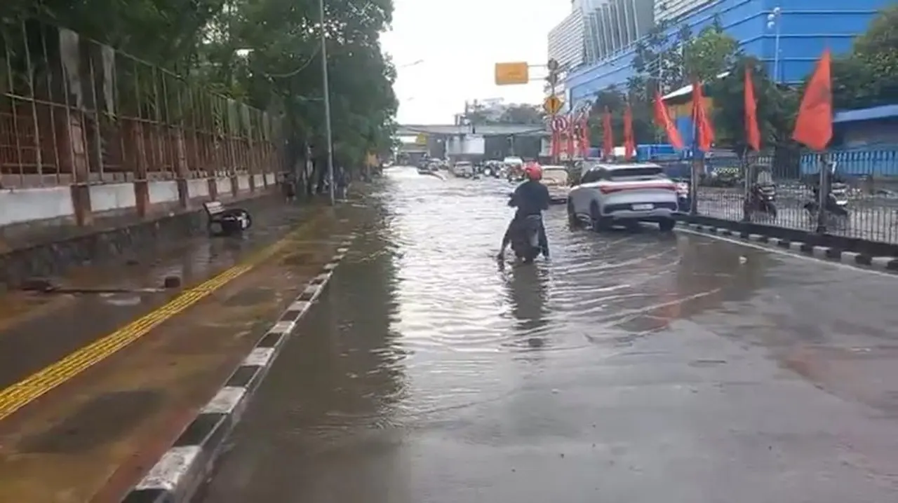 Jalan Gunung Sahari Masih Tergenang Banjir 40 Cm Pagi Ini (foto: Dok. Istimewa Twitter Tmc Polda Metro Jaya)