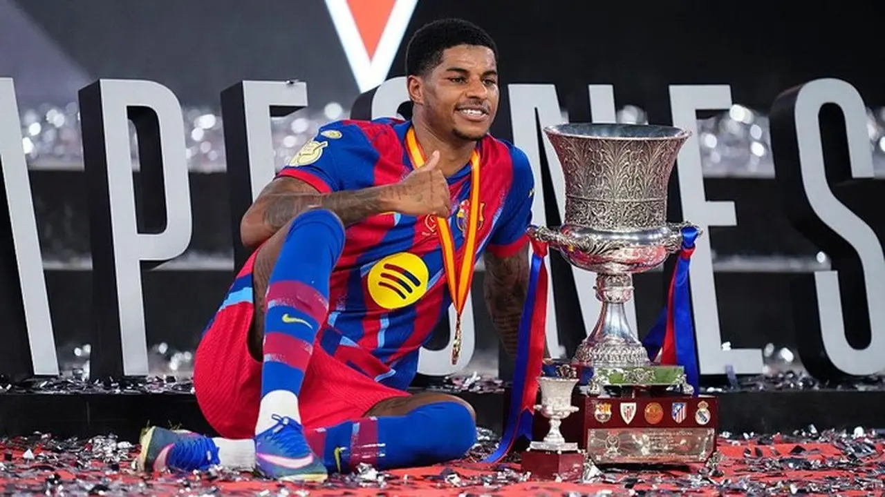 Marcus Rashford Bersama Trofi Piala Super Spanyol. Foto: Nurphoto Via Getty Images/nurphoto
