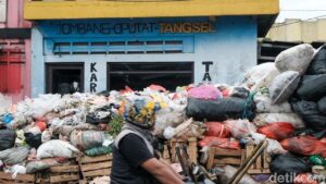 Sampah Tangsel Kembali ke TPAS Cilowong Serang Setelah Sempat Dihentikan