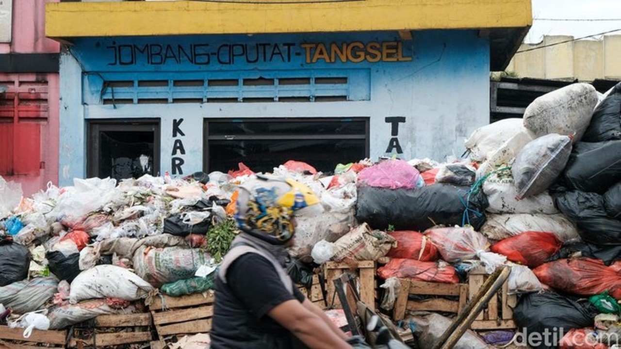 Sampah Tangsel Kembali ke TPAS Cilowong Serang Setelah Sempat Dihentikan