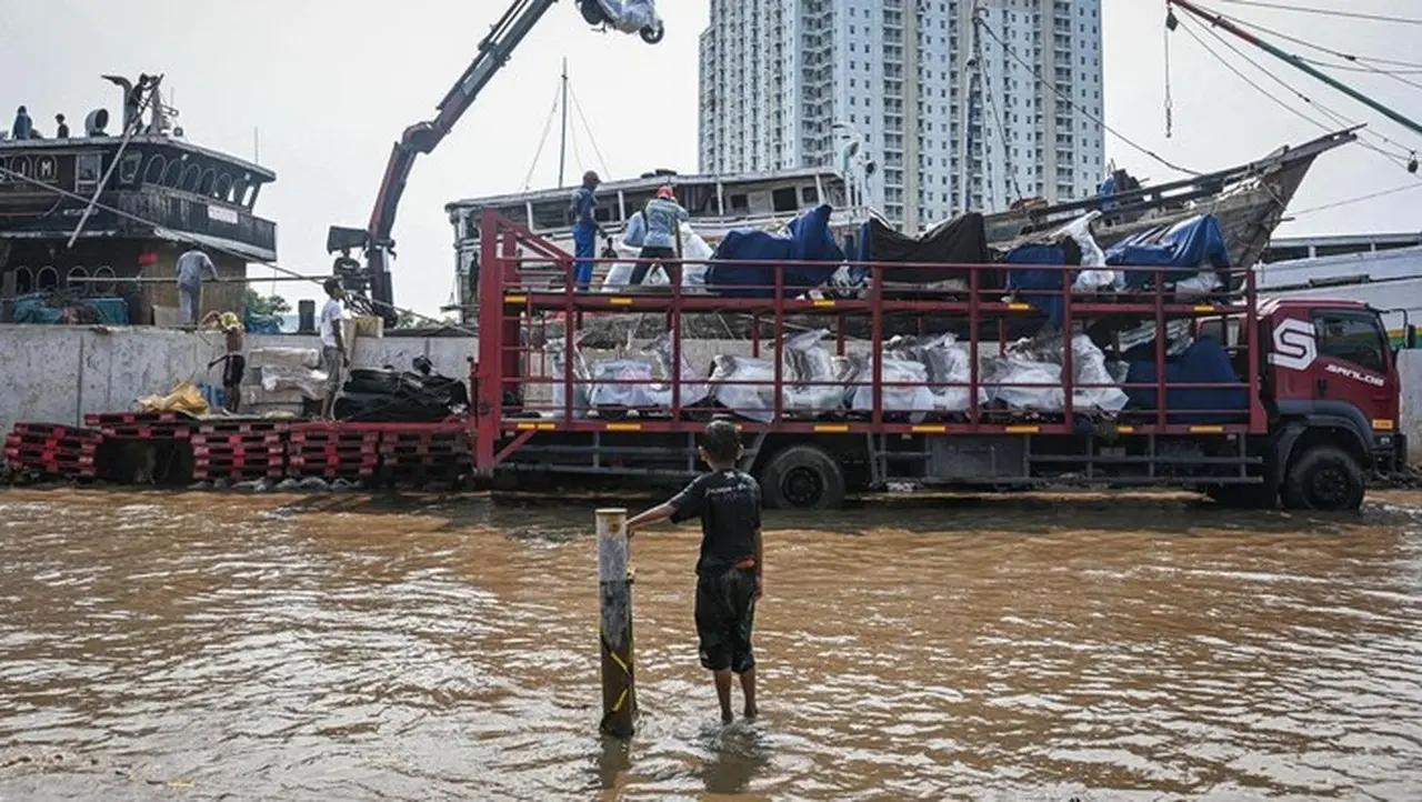 Banjir Rob Di Pesisir Jakarta (foto: Antara Foto/sulthony Hasanuddin)
