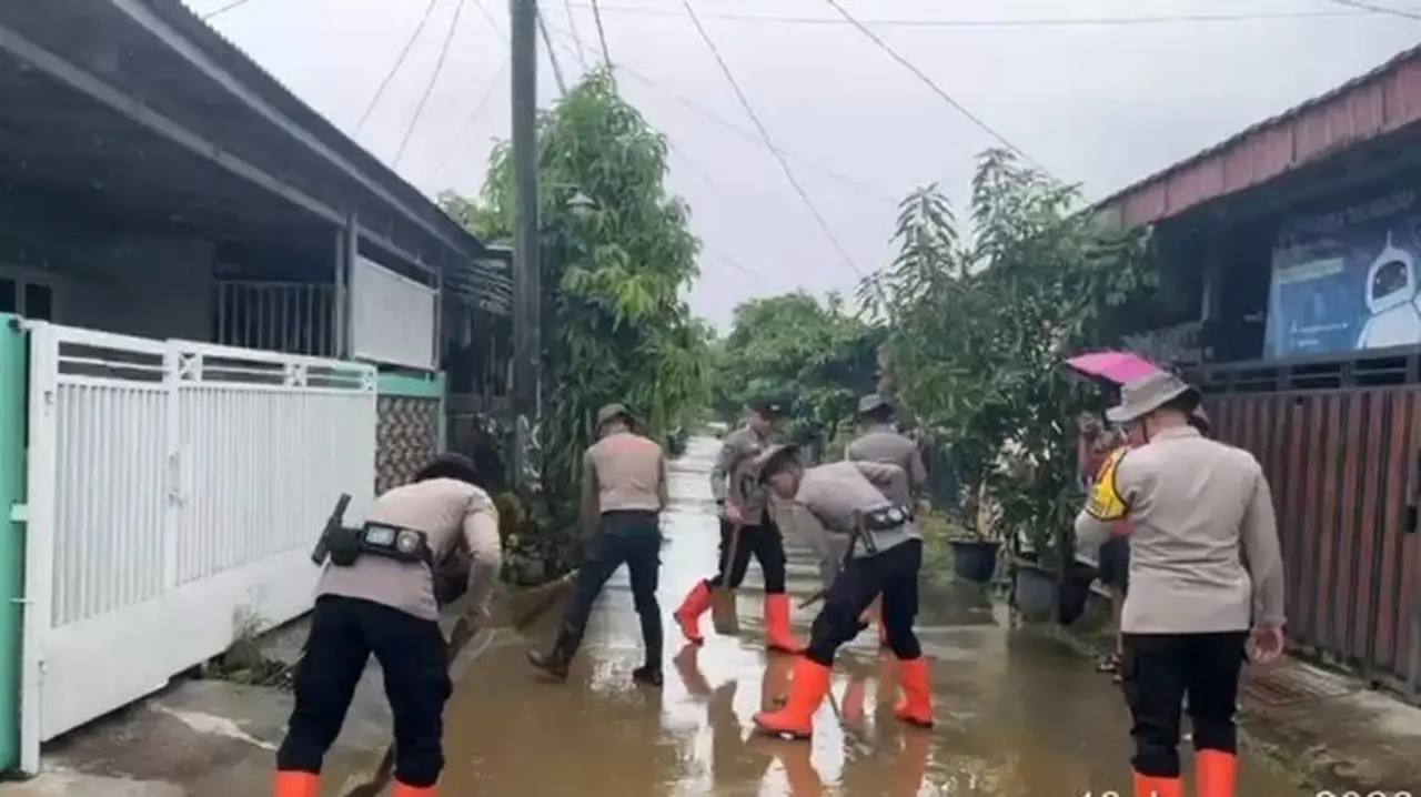 Foto: Polisi Bersihkan Lumpur Sisa Banjir Di Desa Cibunar, Kecamatan Parungpanjang, Bogor. (dok. Ist)